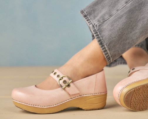 Cute & Comfy Shoes to Wear with Jeans cover photo collage