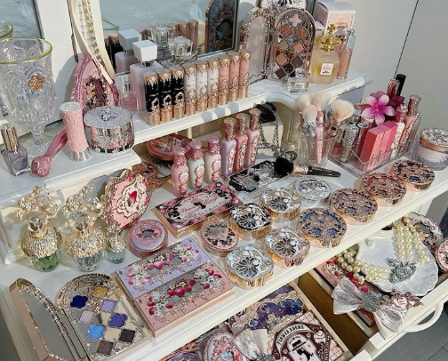 For a fairytale feel while doing makeup, try FLOWER KNOWS. cover photo collage