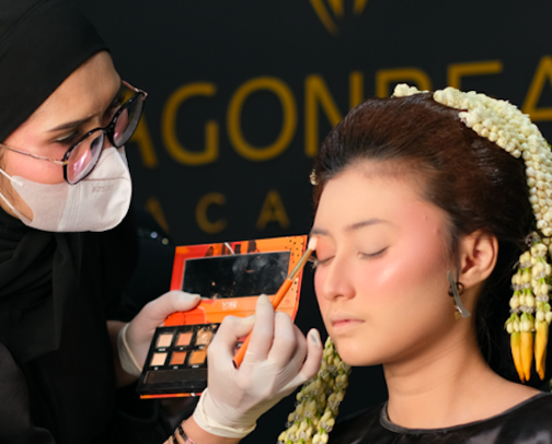7 Powders Often Used by MUAs to Make Their Makeup Last Longer cover photo collage