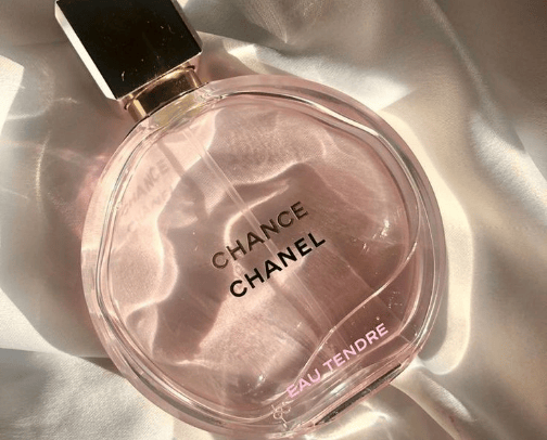 𝒮𝒽ℯ 𝓈𝓂ℯ𝓁𝓁𝓈 𝒹𝒾𝓋𝒾𝓃ℯ ✧˖°. cover photo collage