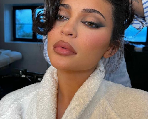 𝐊𝐲𝐥𝐢𝐞 𝐉𝐞𝐧𝐧𝐞𝐫’𝐬 𝐆𝐋𝐀𝐌 𝐂𝐇𝐄𝐂𝐊𝐋𝐈𝐒𝐓 (𝐒𝐭𝐞𝐩‑𝐛𝐲‑𝐬𝐭𝐞𝐩 𝐛𝐫𝐞𝐚𝐤𝐝𝐨𝐰𝐧 𝐨𝐟 𝐚𝐥𝐥 𝐡𝐞𝐫 𝐠𝐨‑𝐭𝐨 𝐩𝐫𝐨𝐝𝐮𝐜𝐭𝐬 + 𝐡𝐨𝐧𝐞𝐬𝐭 𝐫𝐞𝐯𝐢𝐞𝐰𝐬)🤍✨ cover photo collage