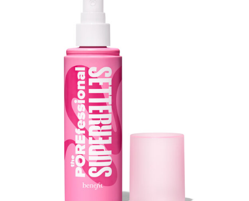 A setting spray that will not break your makeup and will blur your pores? This’s the one! cover photo collage