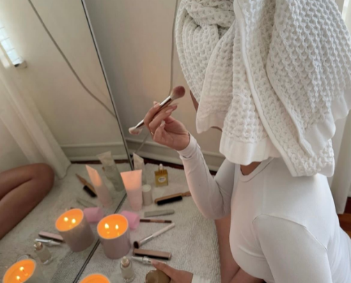 how to smell like THAT GIRL 🧖‍♀️🫧⚡️ cover photo collage