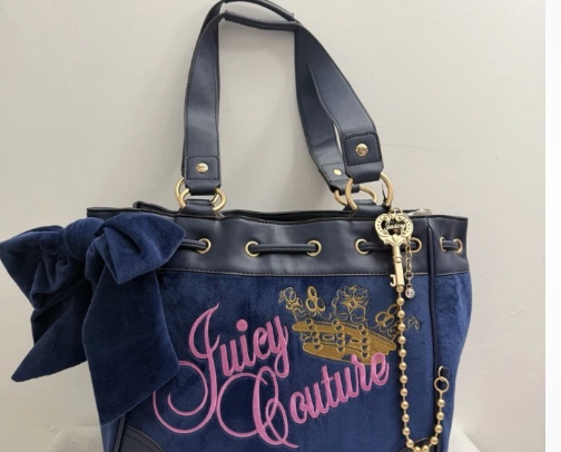 It’s so juicy in here👛 cover photo collage
