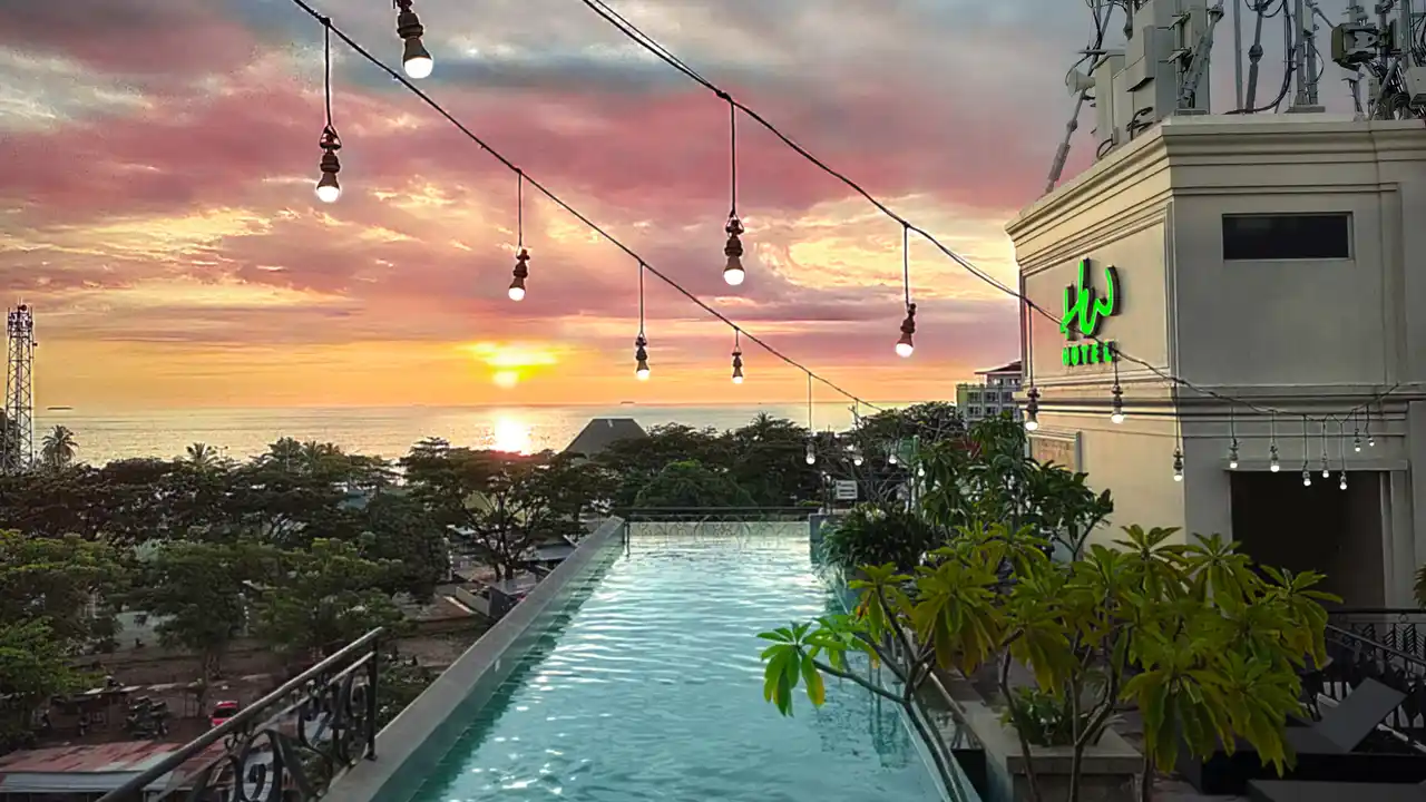 Hotel Dengan View Indah di PADANG, Budget Mulai 400ribuan cover photo collage