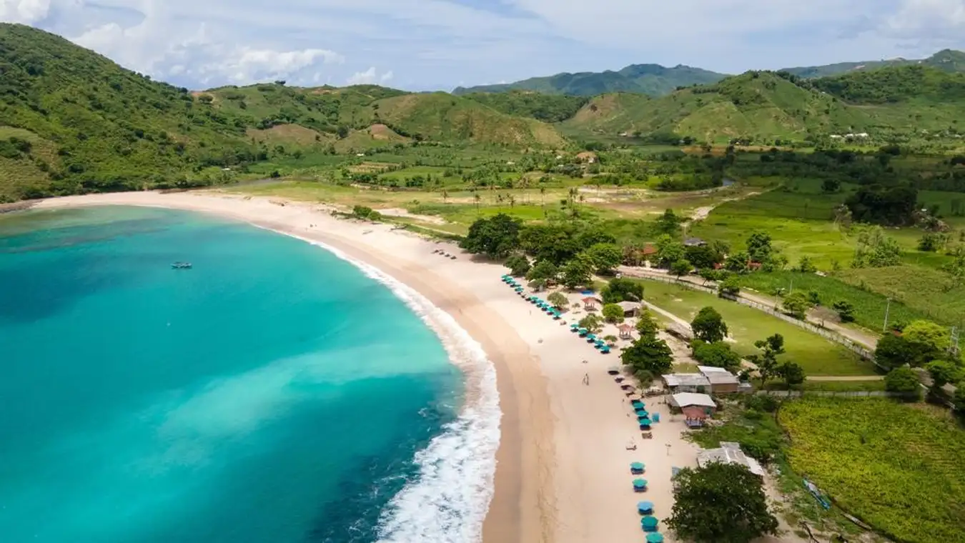 Lombok, surga tersembunyi ni NTB. 13 tempat wisata ini wajib kamu kunjungi, dijamin liburanmu makin seru cover photo collage