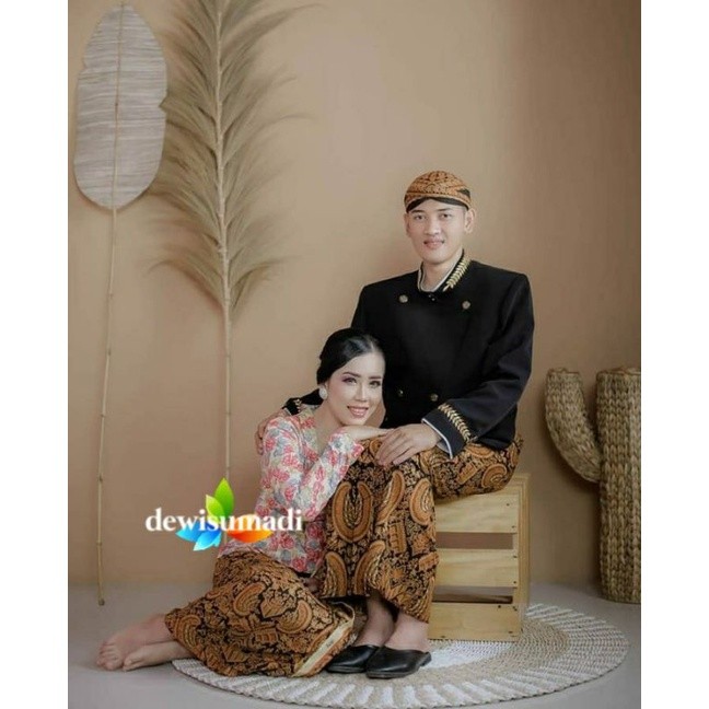 Fashion : Indonesian traditional dress for couple Fashion : Indonesian traditional dress for couple