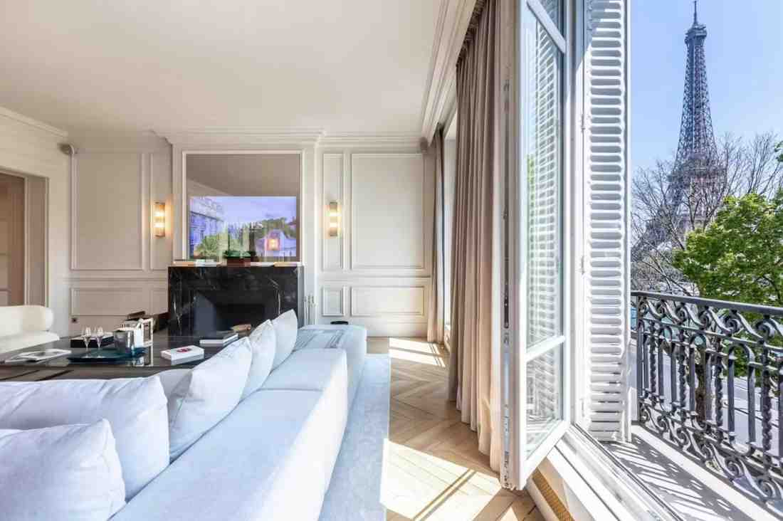 Paris Travel Guide | travelsandtreasures.com cover photo collage