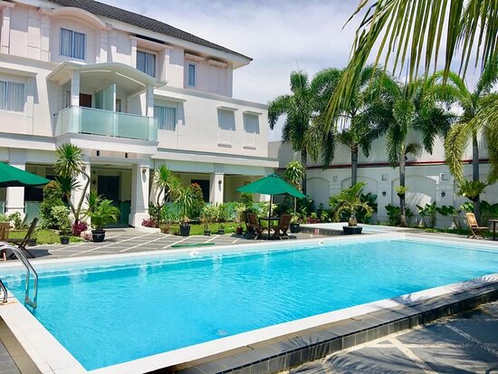 Rekomendasi Hotel Indonesia di Padang, Sumatera Barat cover photo collage