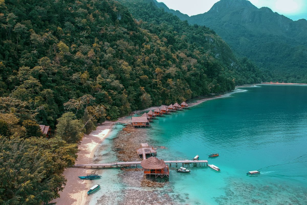 Menjelajahi Surga Tersembunyi: 10 Destinasi Wisata Terbaik di Indonesia cover photo collage