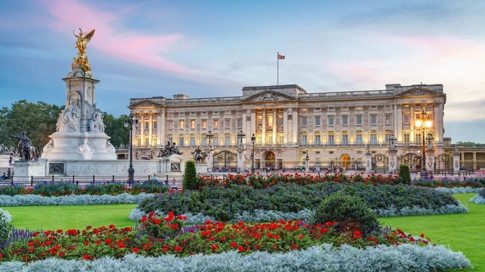 Visiting London? | Here are my London Must Visits/Eats! cover photo collage
