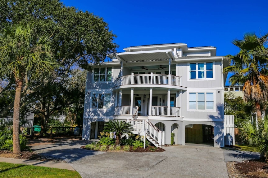 10 VRBOs in Charleston, SC that are perfect for your bachelorette, birthday, or girls weekend 🌴⛲️ cover photo collage