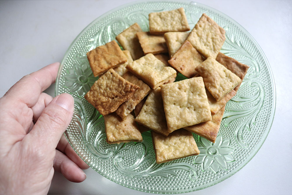 How to make homemade pesto crackers and supplies for them. cover photo collage