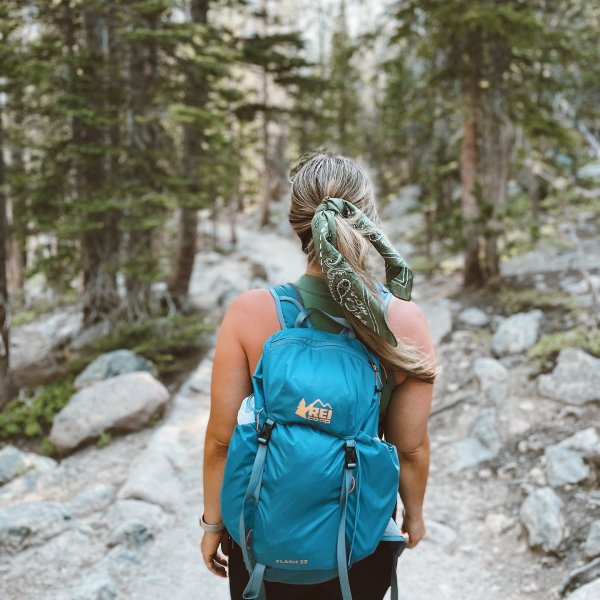 🌲 What’s in my hiking bag? 🏔️ cover photo collage