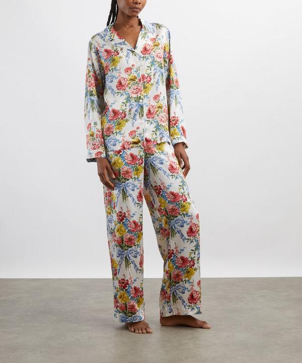 Bridgerton vibes only 🪭
Serving soft florals, gentle light, and main-character energy 🌼✨
🤍 cover photo collage