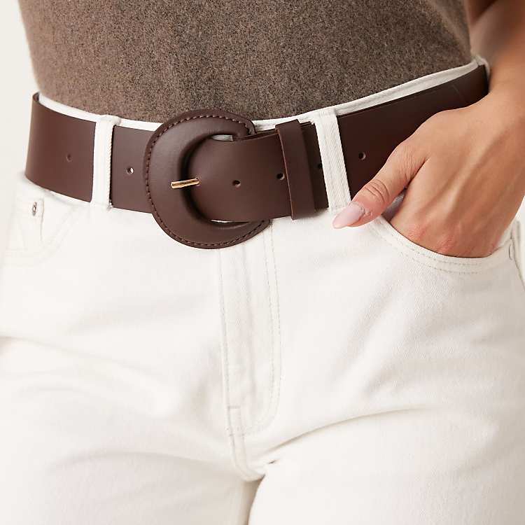 Neutral Earthy Capsule Wardrobe for Inverted Triangle Body Shape (Easy, Flattering & Busy-Mom Approved) cover photo collage