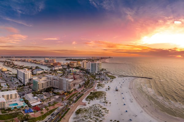 17 Places I'd Stay for My First Trip to Florida 🌴 | My Favorite VRBO Destinations cover photo collage