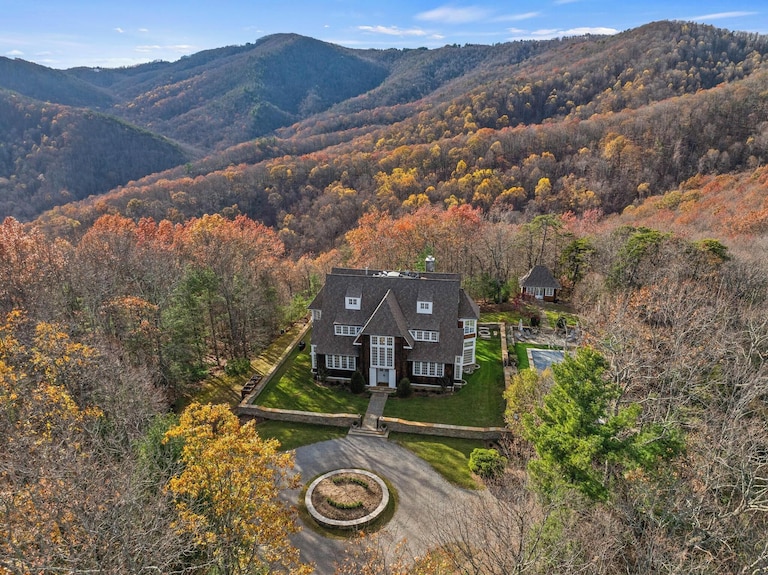 14 Places I'd Stay for My First Trip to North Carolina 🌄 | My Favorite VRBO Destinations cover photo collage