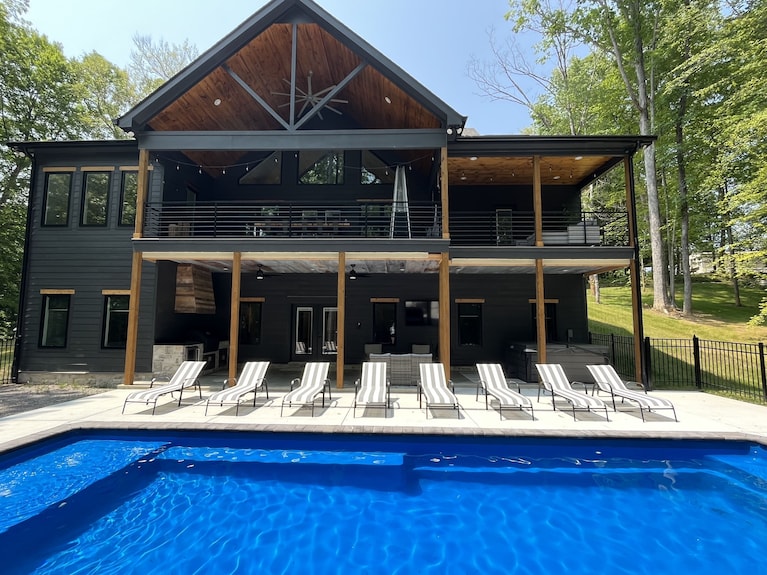 19 Places I'd Stay for My First Trip to Tennessee 🎸 | My Favorite VRBO Destinations cover photo collage