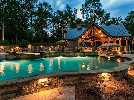 15 Places I'd Stay for My First Trip to Georgia | VRBO Rentals cover photo collage