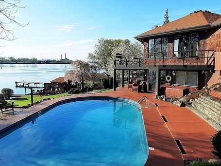 17 Places I'd Stay for My First Trip to New York | VRBO Rentals 🗽 cover photo collage