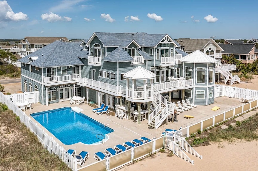 17 Places I'd Stay for My First Trip to Virginia | VRBO Rentals cover photo collage