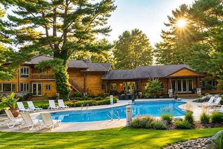 16 Places I'd Stay for My First Trip to Michigan | VRBO Rentals cover photo collage