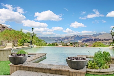 13 Places I'd Stay for My First Trip to Las Vegas | VRBO Rentals cover photo collage