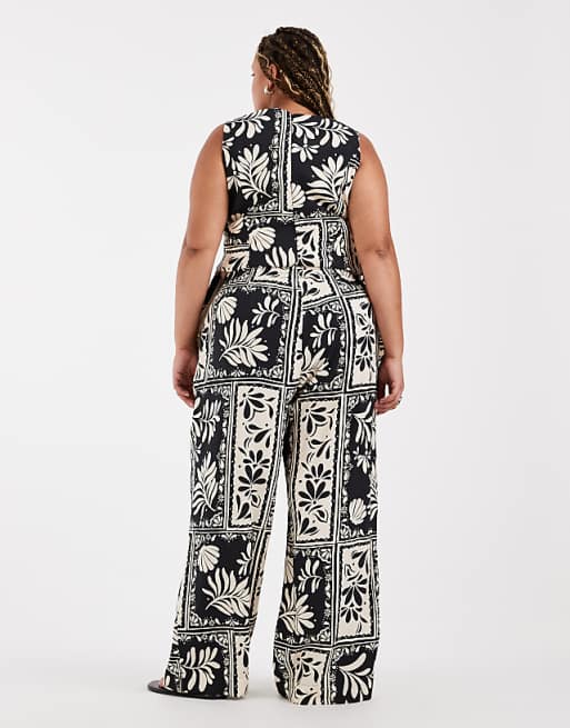 Vero Moda Curve Mid Rise Wide Leg Pants in Black Abstract Shell Print