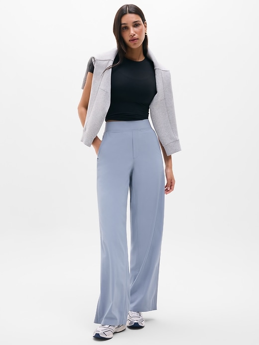 Airport Outfit Essentials for Women: Wrinkle-Free Layers, Joggers & Slip-On Sneakers cover photo collage