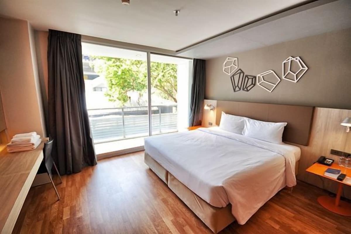 A comfortable place for a relaxing hotel stay in Lumphini, Bangkok, Thailand cover photo collage