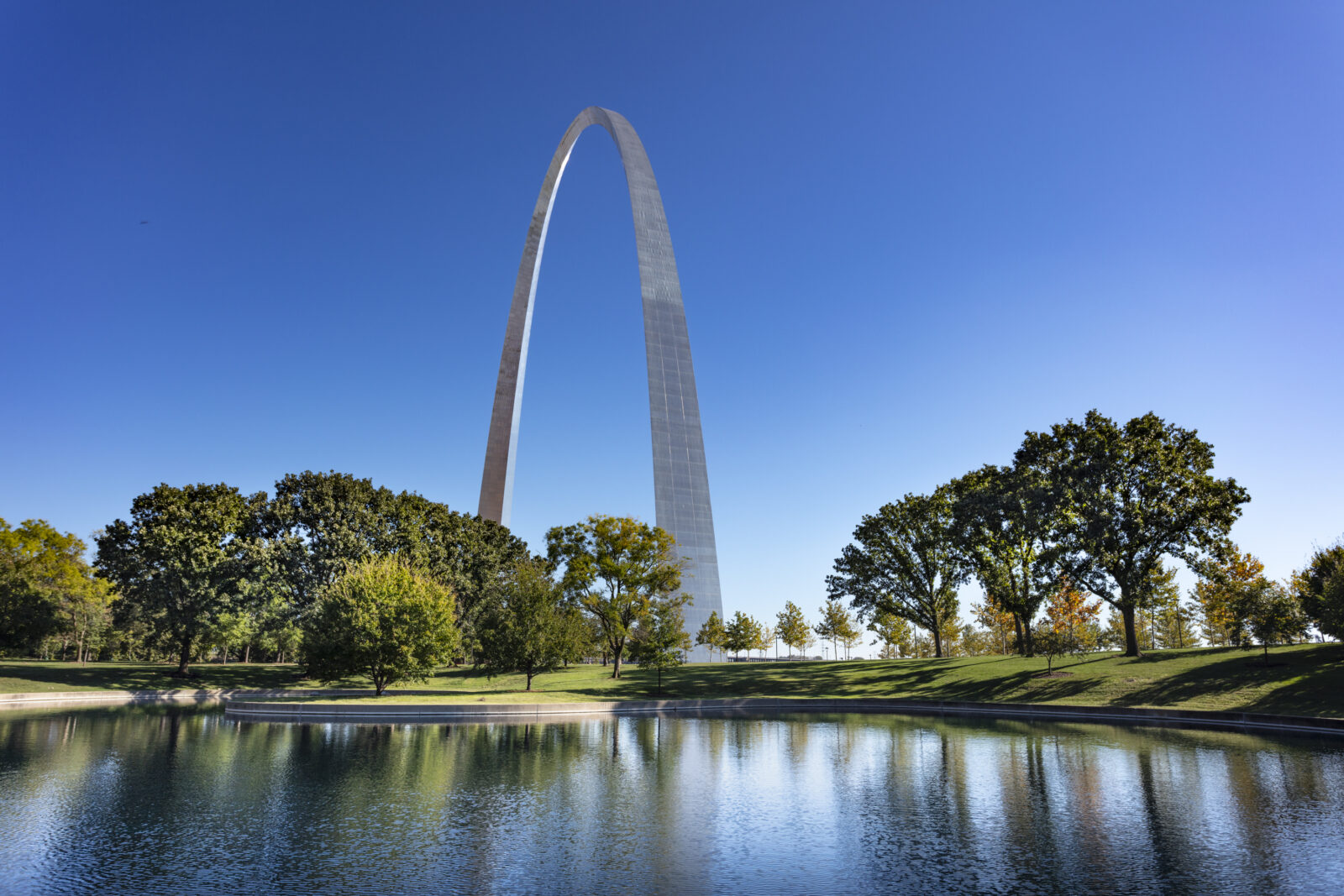 🌉 St. Louis's Downtown, Forest Park, The Hill, Soulard & the Delmar Loop: Toasted Ravioli, Frozen Custard & Gateway City Classics cover photo collage