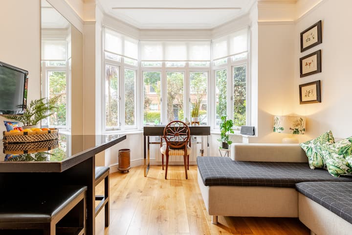 Cosy Places to Stay in Kew, London, United Kingdom After a Long Day Out cover photo collage