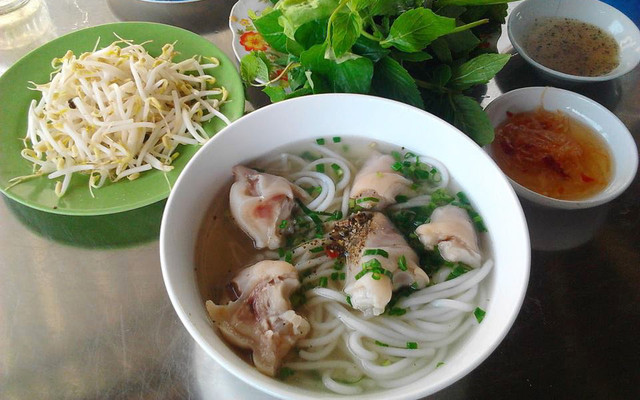 I Landed in Vietnam Starving — These Bowls Saved My Whole Trip cover photo collage