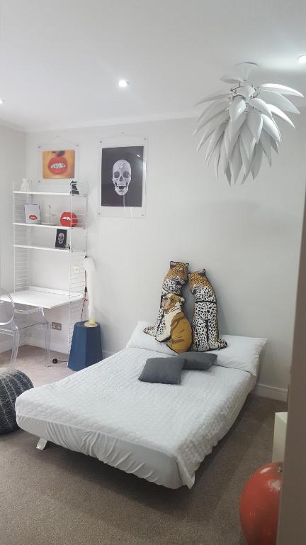 Cosy Places to Stay in Croydon, London, United Kingdom After a Long Day Out cover photo collage