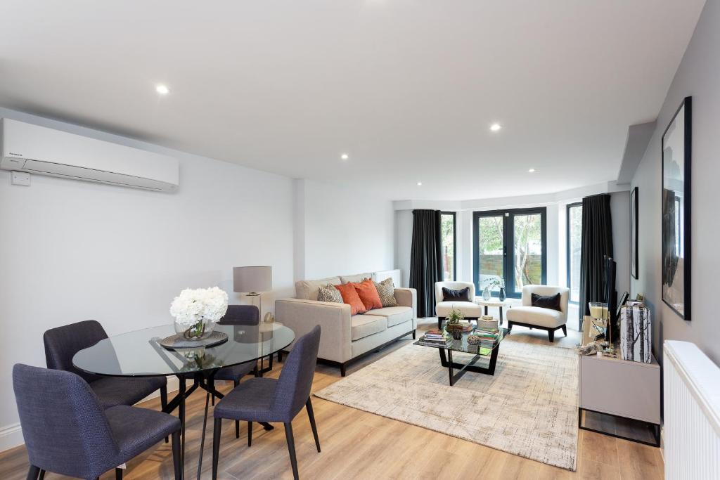 Relaxed Hotel Stays in Earls Court, London, United Kingdom Worth a Look cover photo collage