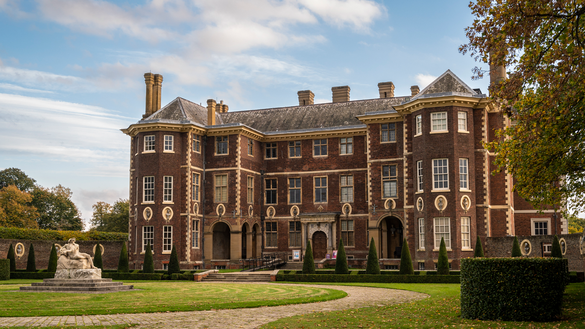Simple, Comfortable Stays in Richmond, London, United Kingdom cover photo collage