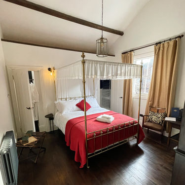 Cosy Places to Stay in Kew, London, United Kingdom After a Long Day Out cover photo collage